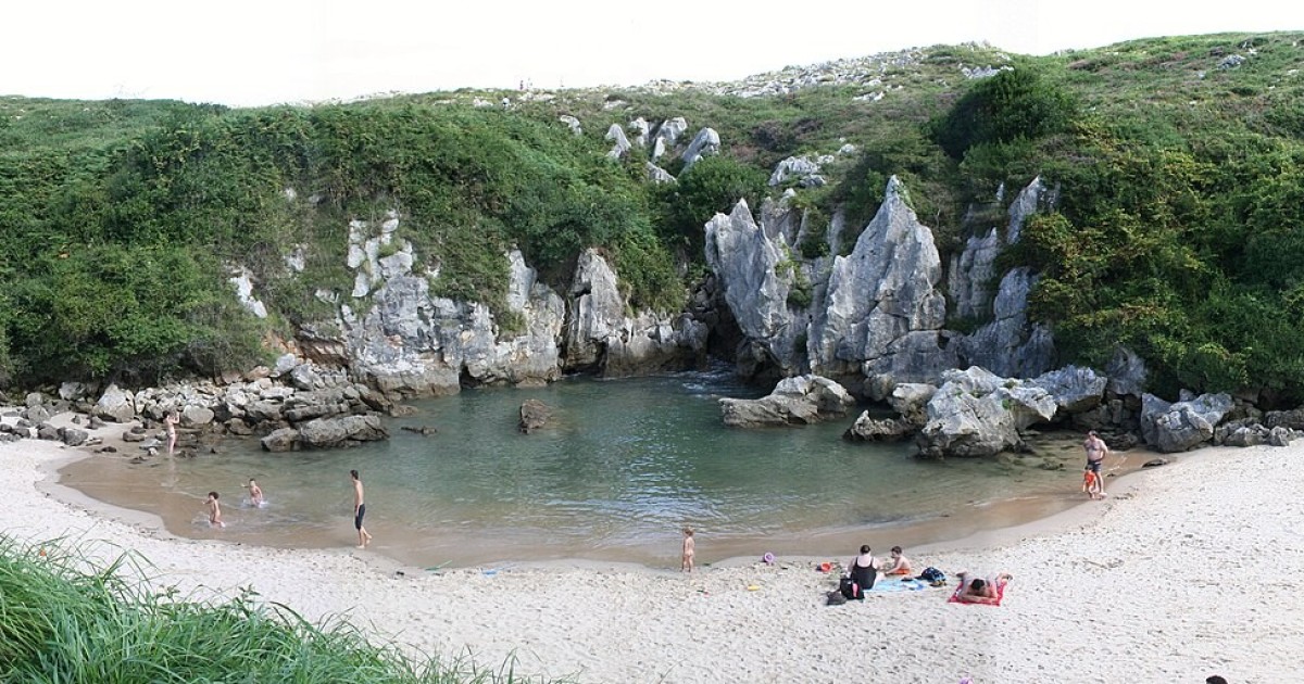Refugios libres: Gulpiyuri, la playa que nace en el prado